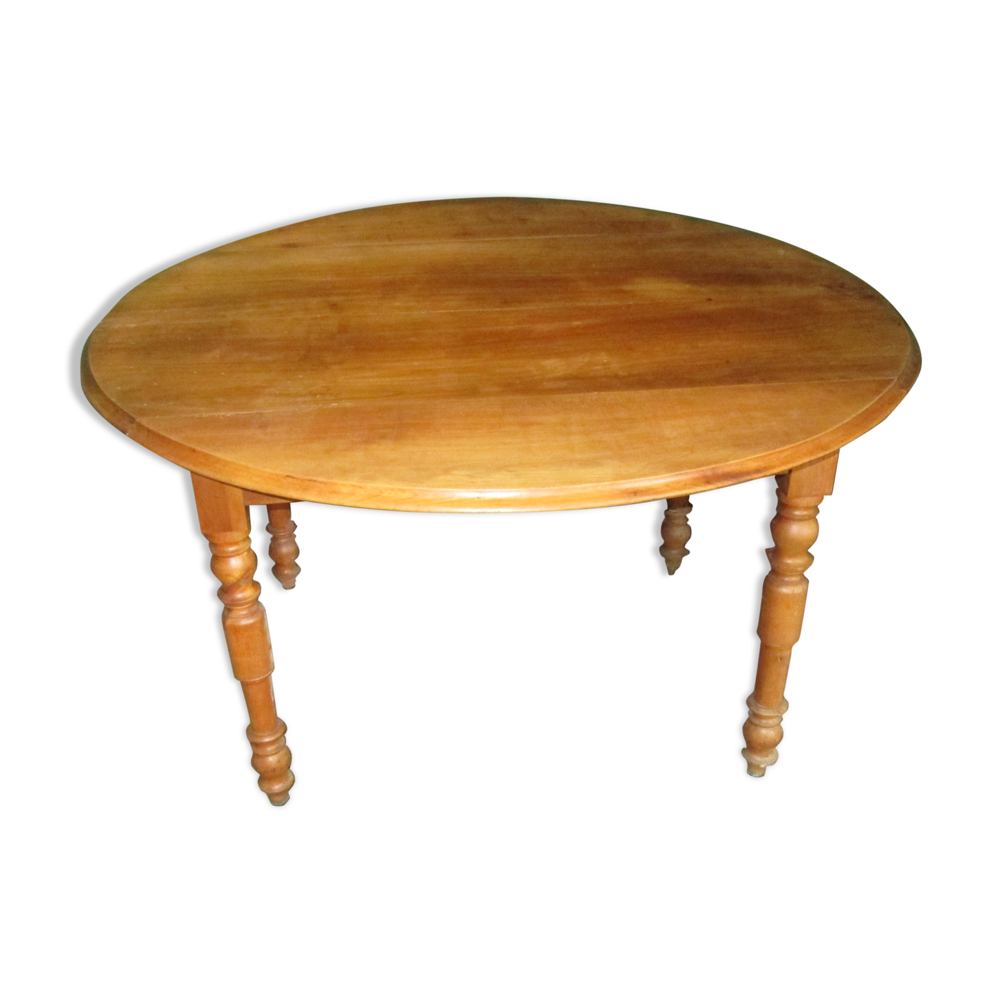 Round table in solid cherry