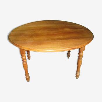 Round table in solid cherry