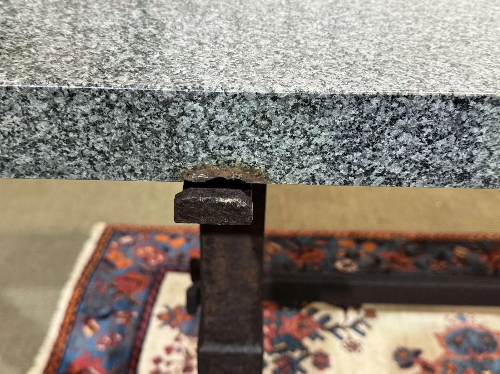 Table en marbre et piétement fonte