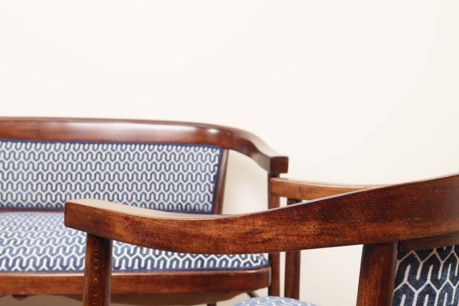 Thonet living room set, in wood and blue jacquard, 1910