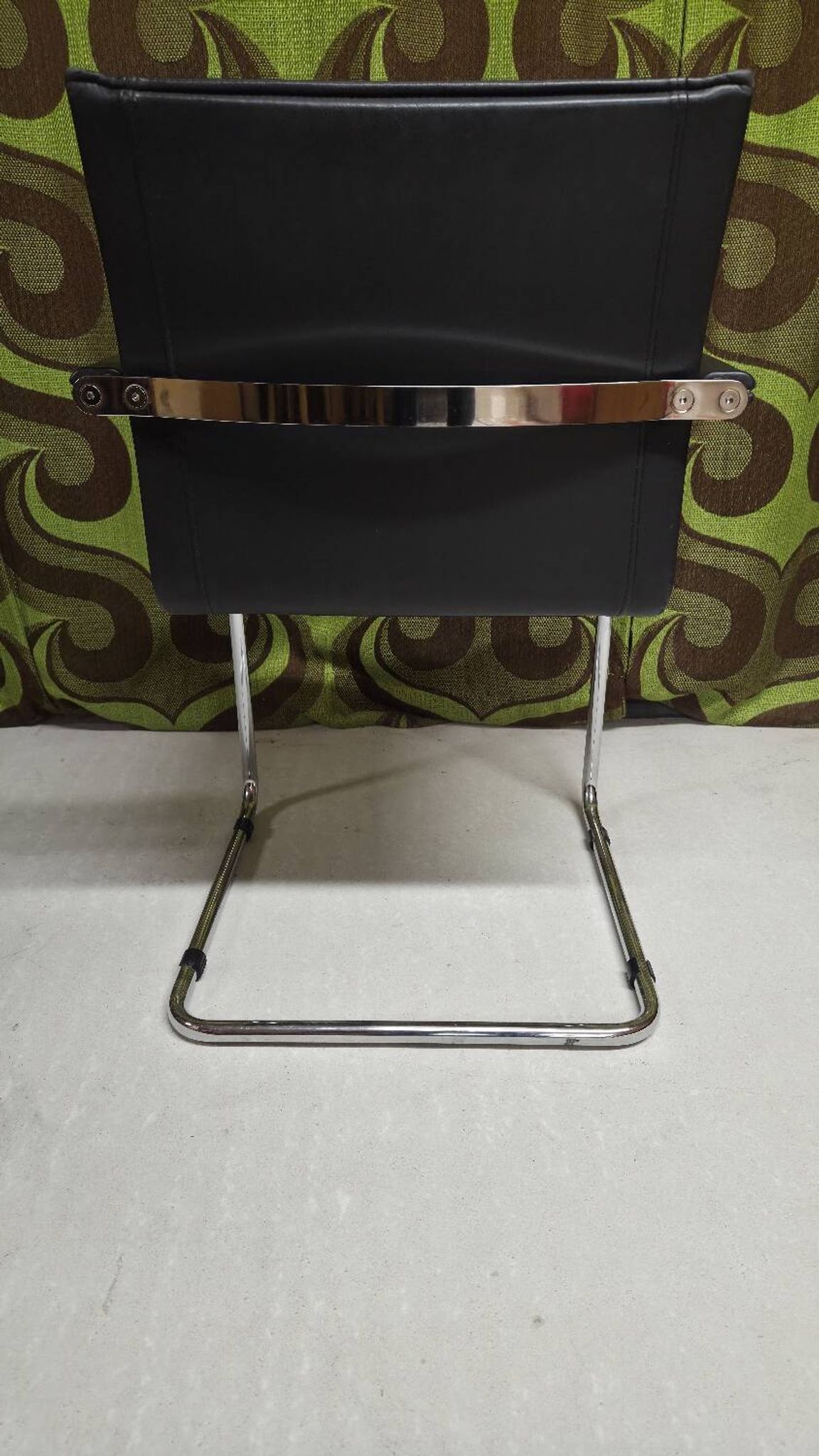 Art Collection vintage leather armchair