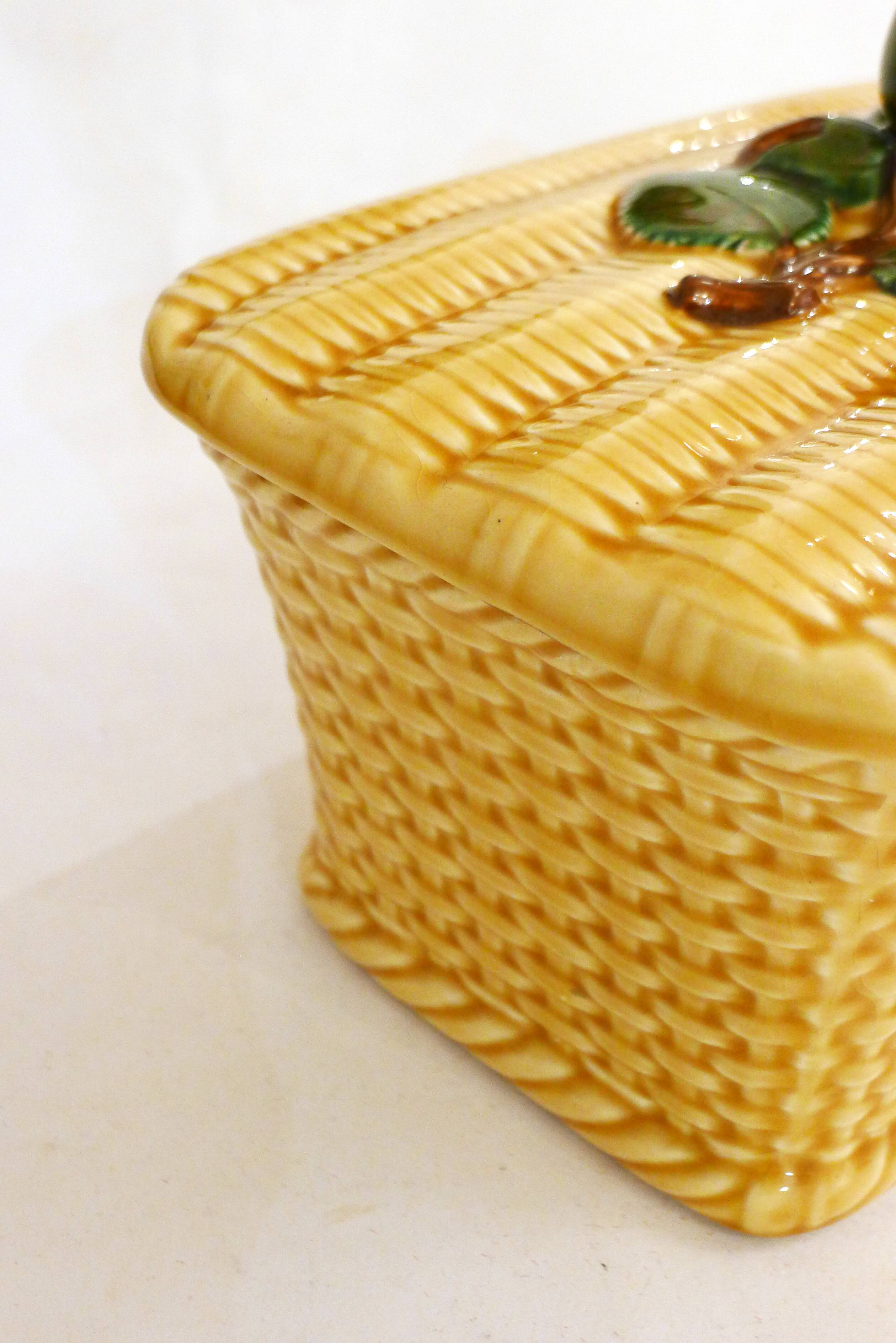Boite barbotine Panier de noisettes Gien 1960'