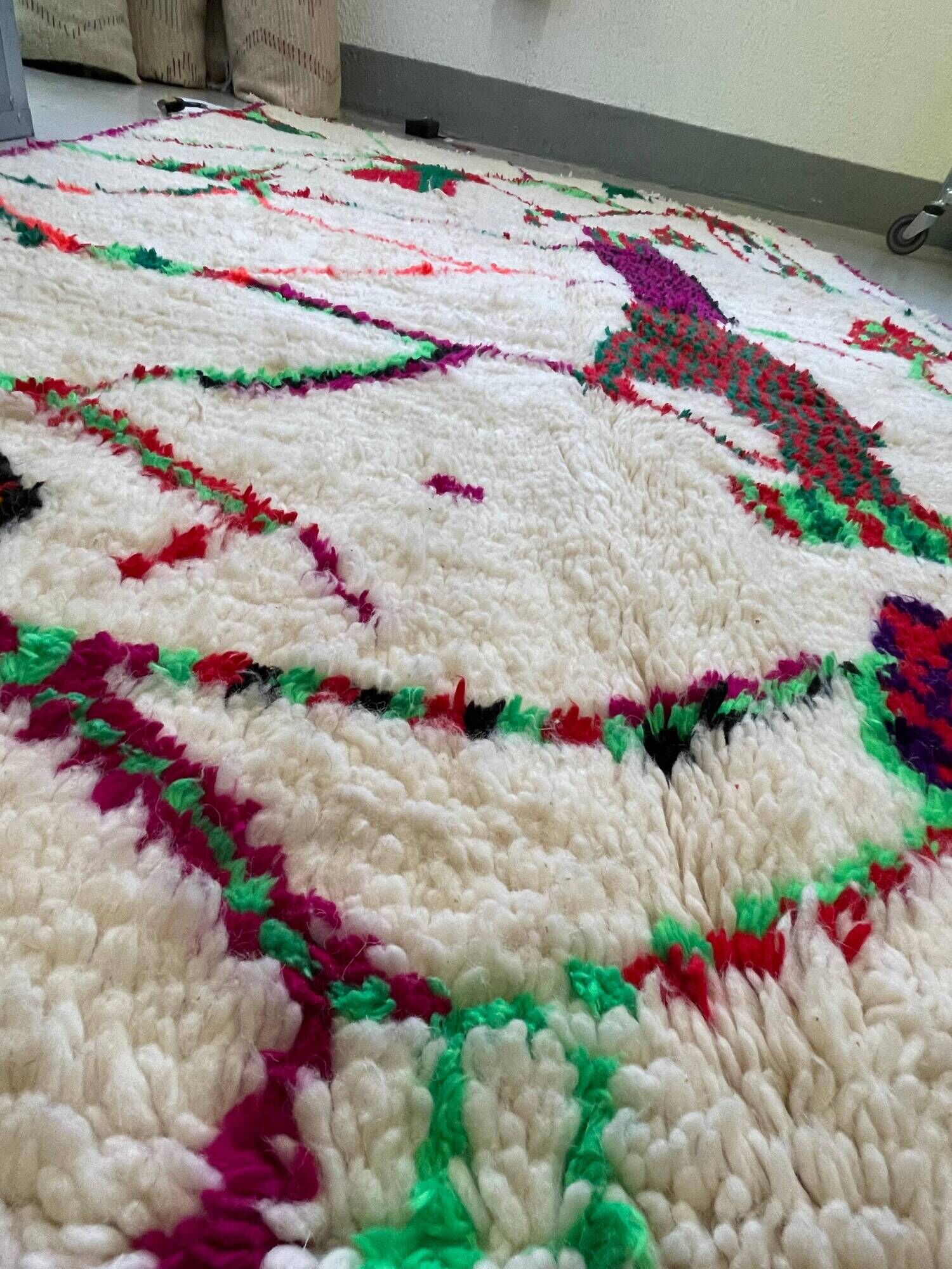 Moroccan Berber rug in cream wool, abstract patterns - 263x160 cm