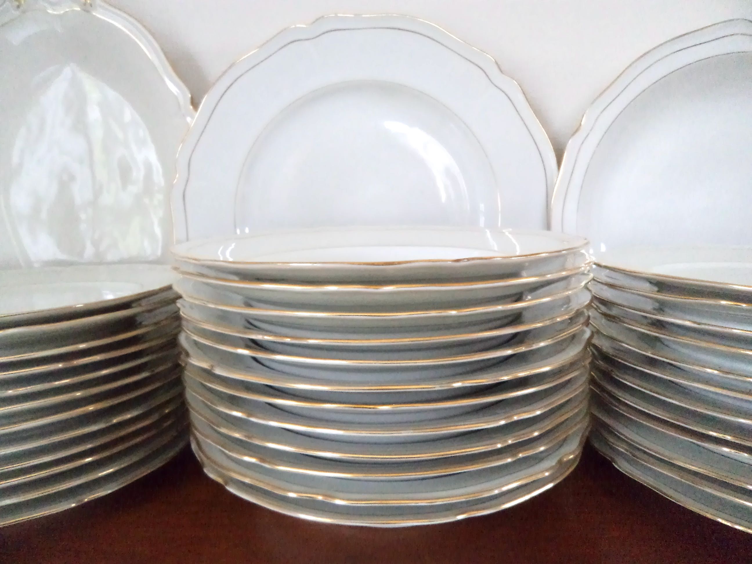 Porcelain plates for 12 people 48 pieces