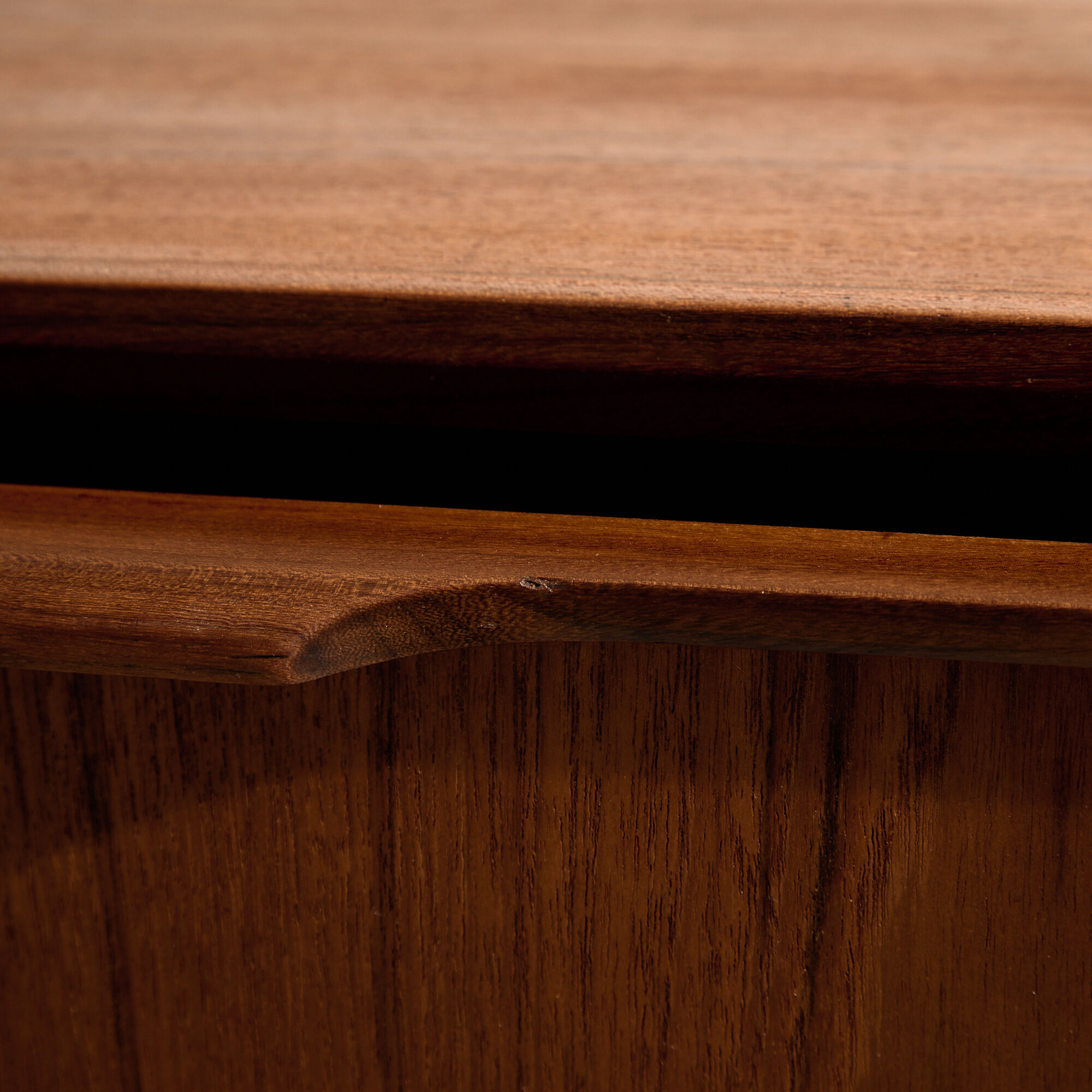 Commode en teck restaurée avec six tiroirs