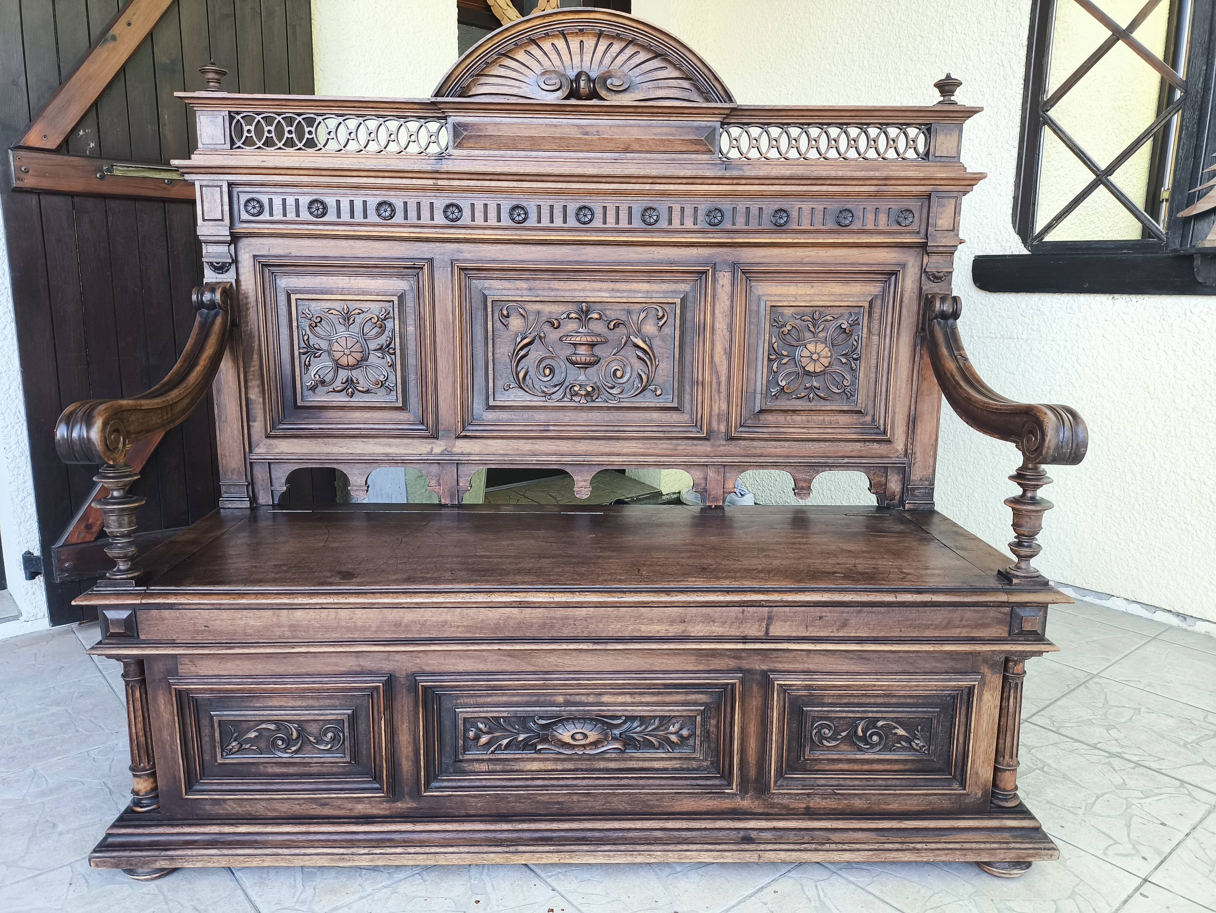 Banquette-coffre ancienne style Henri II / Néo-Renaissance en bois sculpté