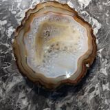 Empty pocket in agate