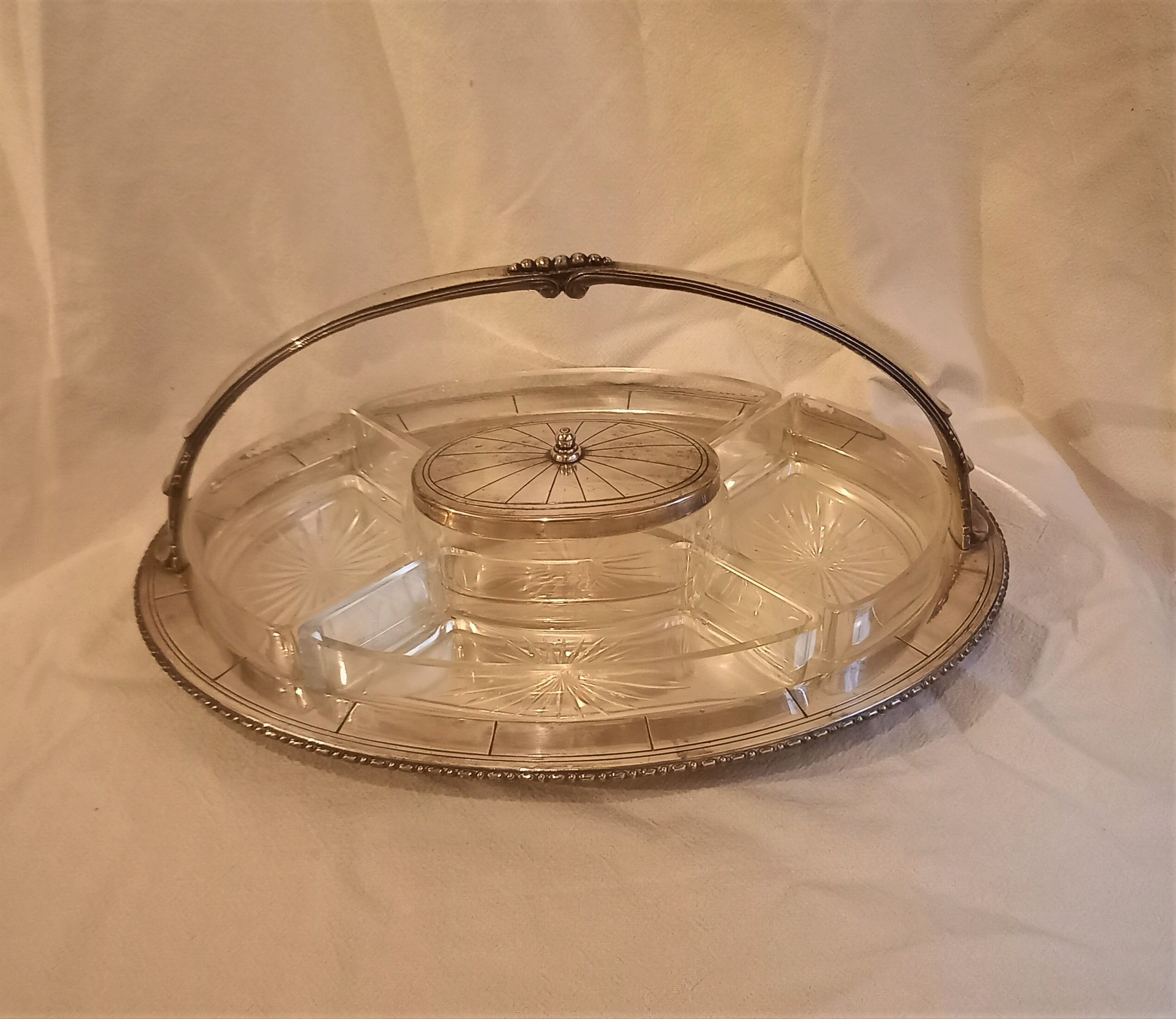 Serviteur, plateau à apéritif en métal argenté et verre taillé, années 1940-1950