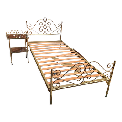 Lit une personne de style romantique en laiton avec table de chevet