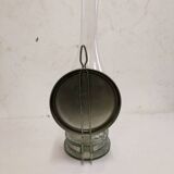 Ancienne lampe à pétrole en verre avec son miroir