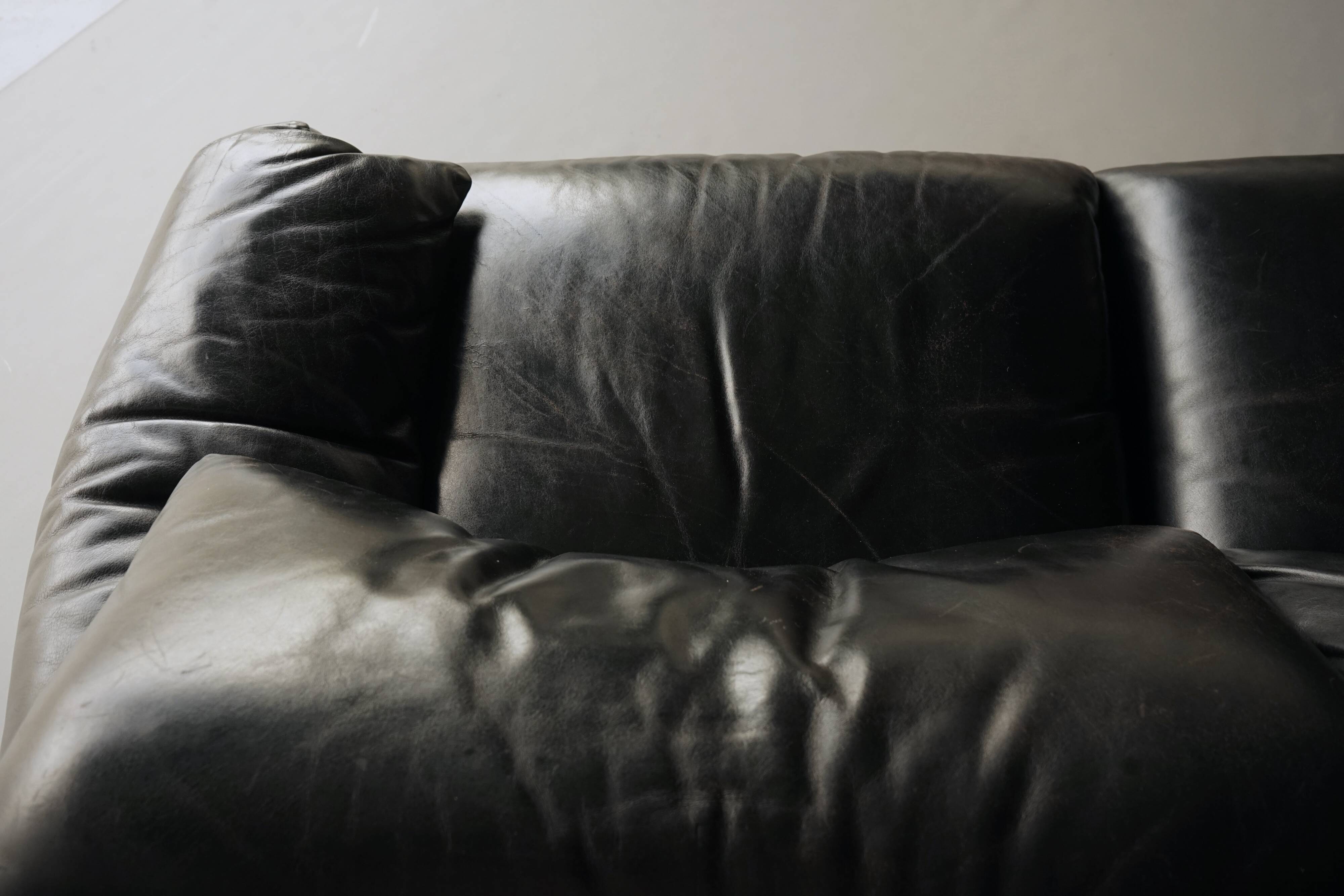 Two seater Maralunga Sofa in Black Leather for Cassina. 1970s