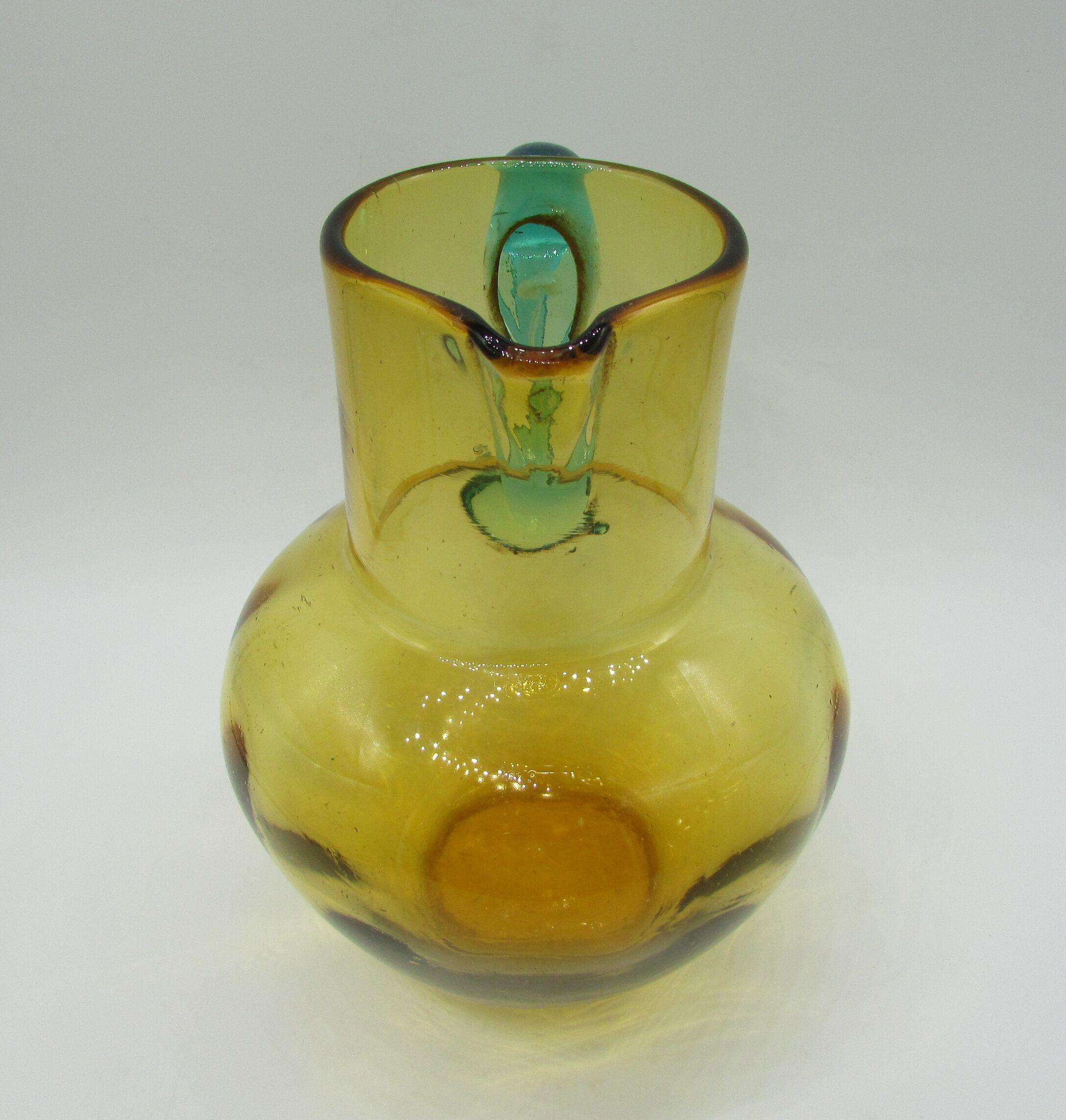 Pichet à eau George Sand verre soufflé ambre et bleu