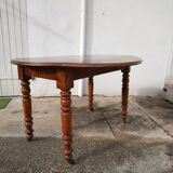 Extendable oval table
