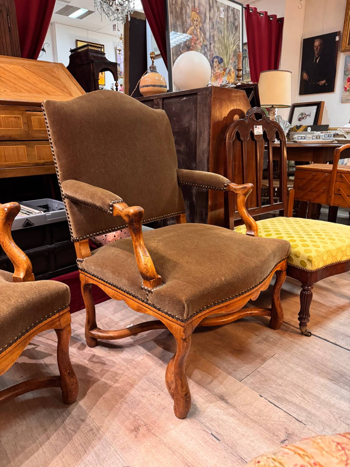 Paire de fauteuils en velours
