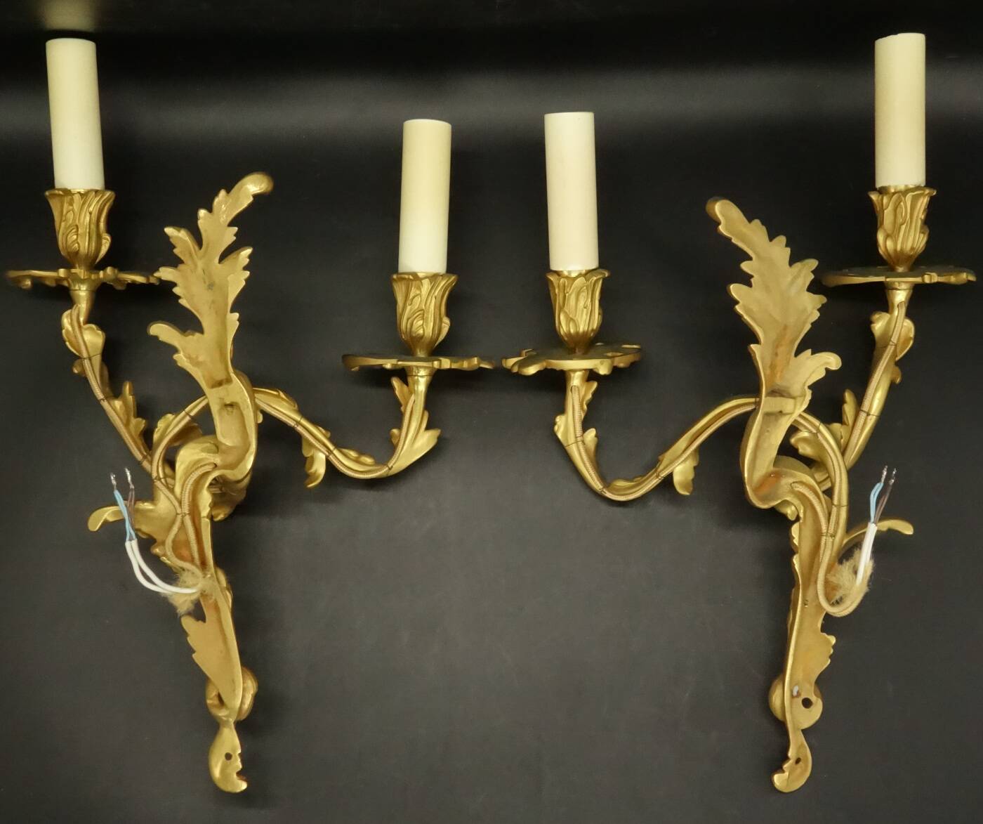 Large pair of stamped wall sconces in Louis XV style - gilded bronze