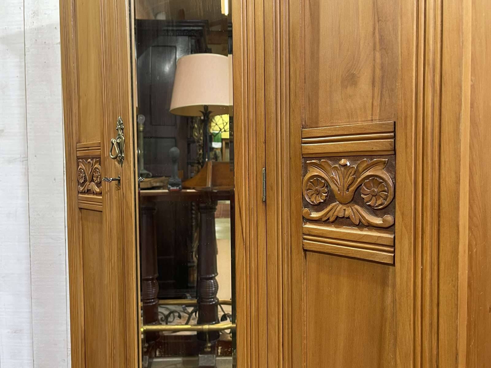 English wardrobe in walnut from the early 20th century.