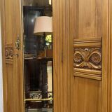 English wardrobe in walnut from the early 20th century.