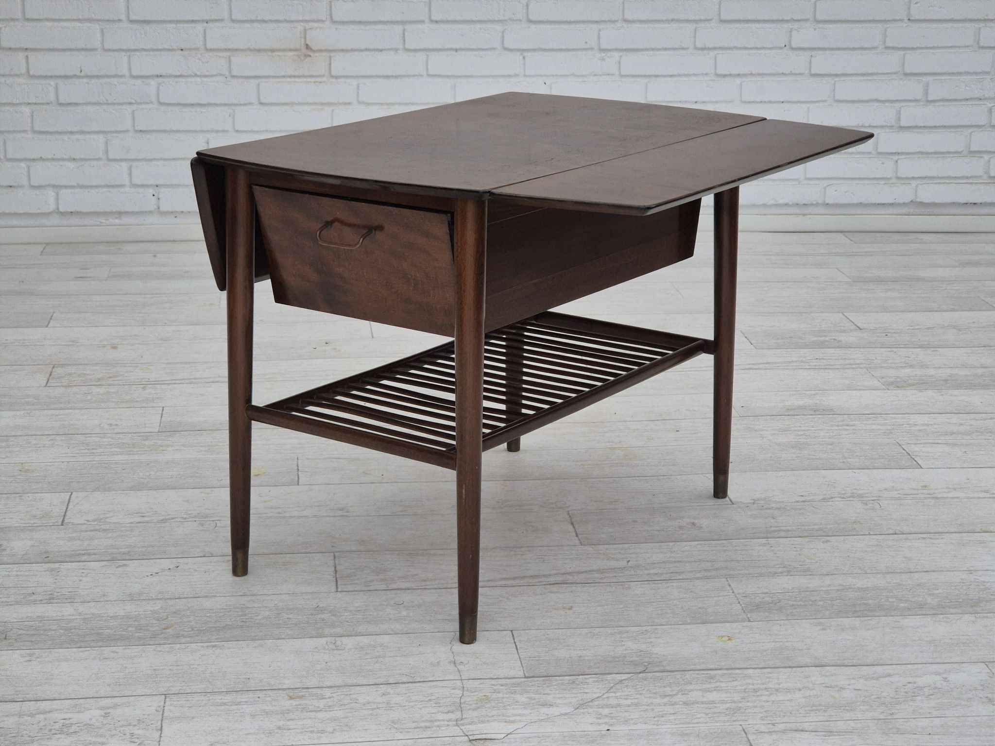 Table basse pliante danoise des années 1950 avec tiroir et étagère, état d'origine.