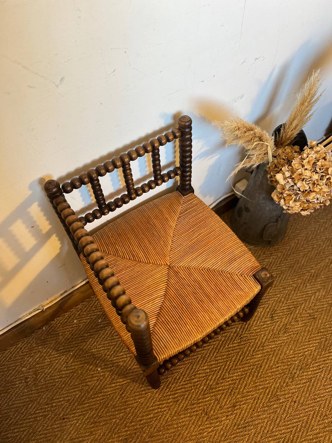 Corner chair in turned wood and straw