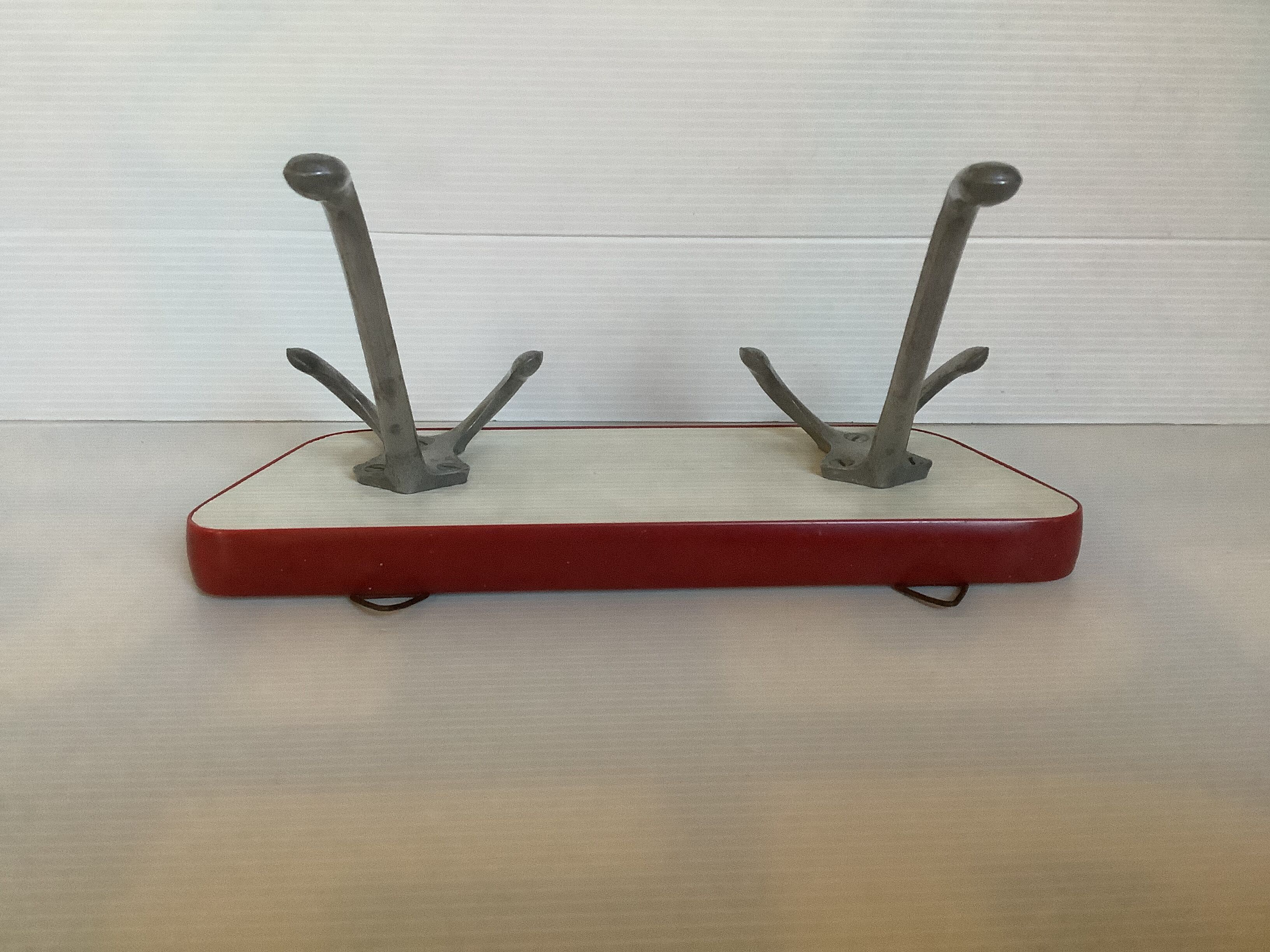 Asymmetrical coat rack Formica aluminium