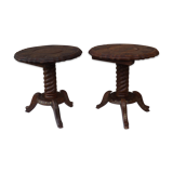 Paire de petites tables guéridon indienne en bois sculpté et orné
