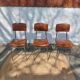 3 chaises vintage en inox et simili-cuir marron