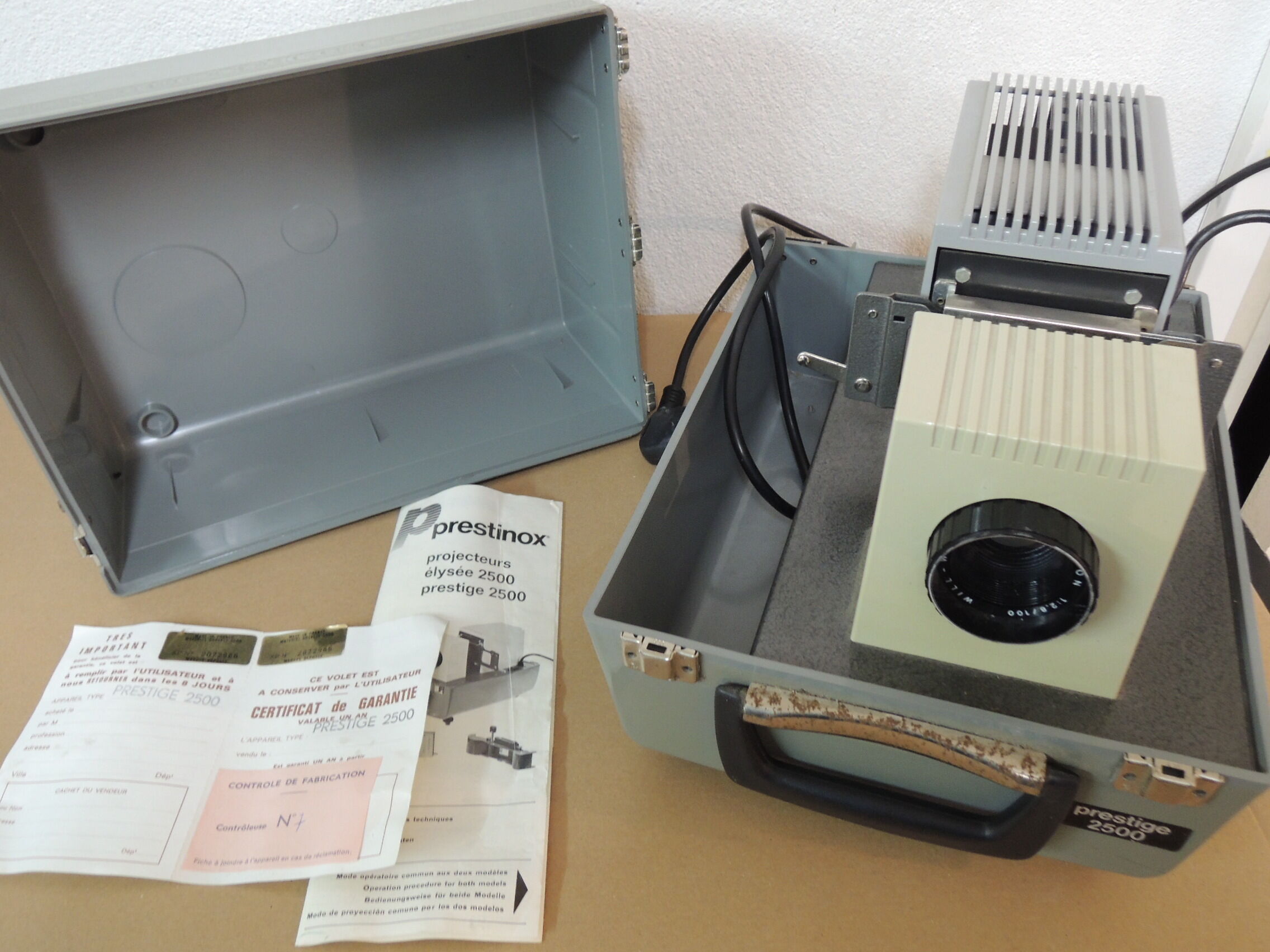 Prestrinox slide projector