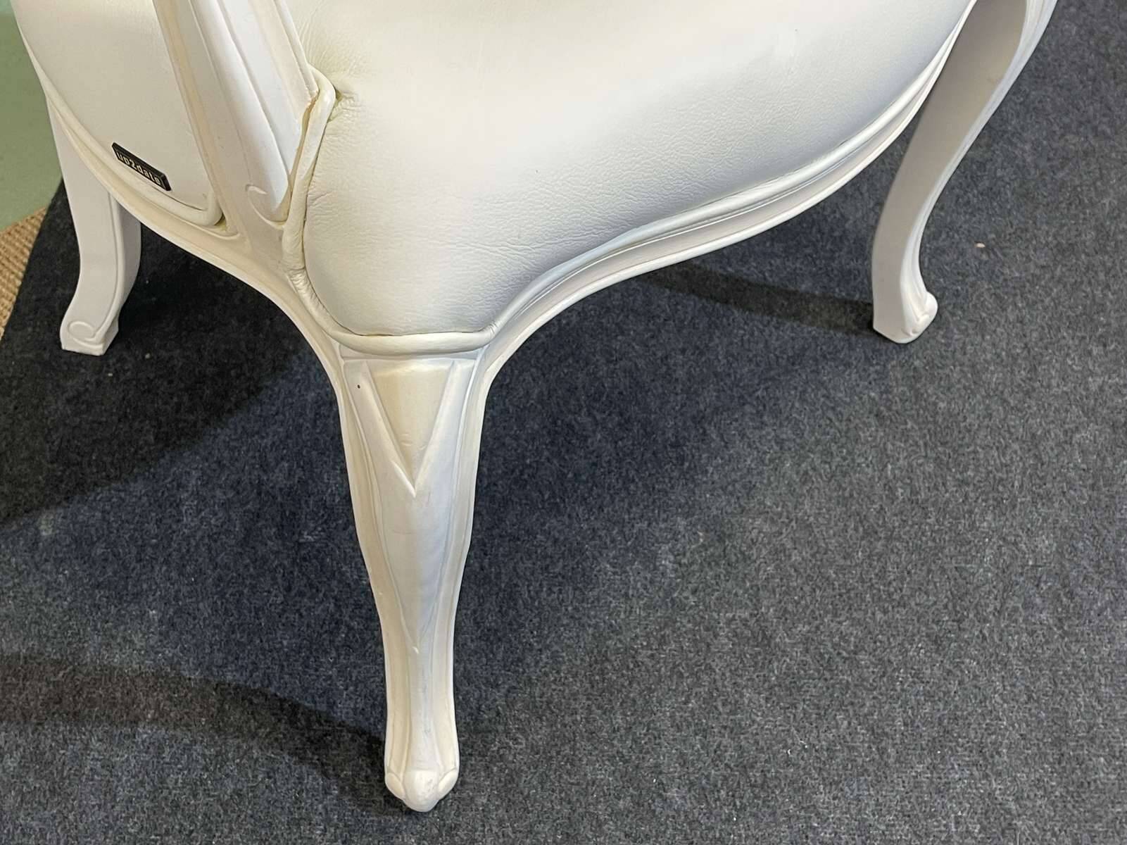 Fauteuil cabriolet de style Louis XV moderne