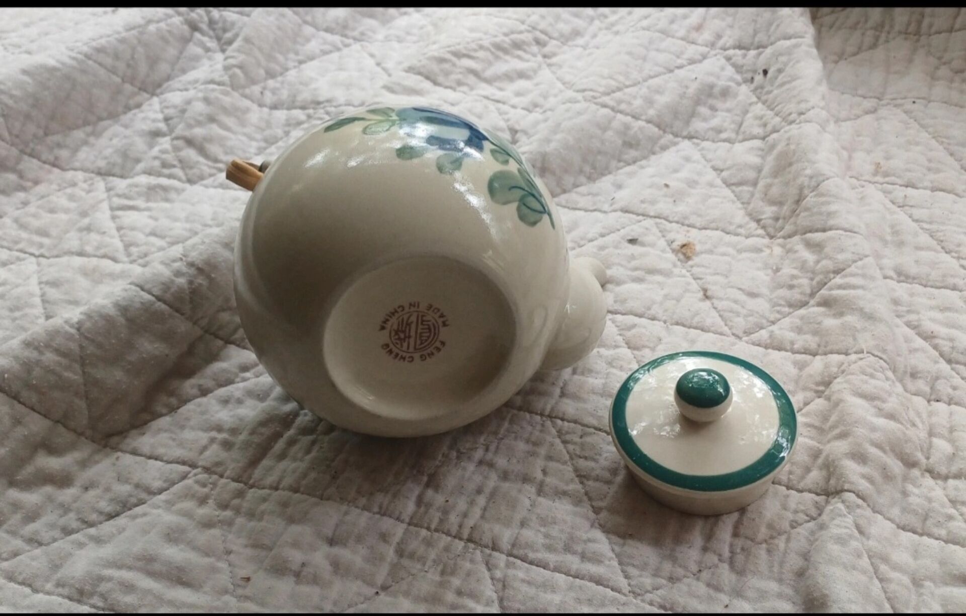 Small vintage ceramic teapot - Floral decoration and rattan handle