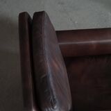 Pair of modern Danish lounge chairs in dark brown leather and rosewood, 1960s.