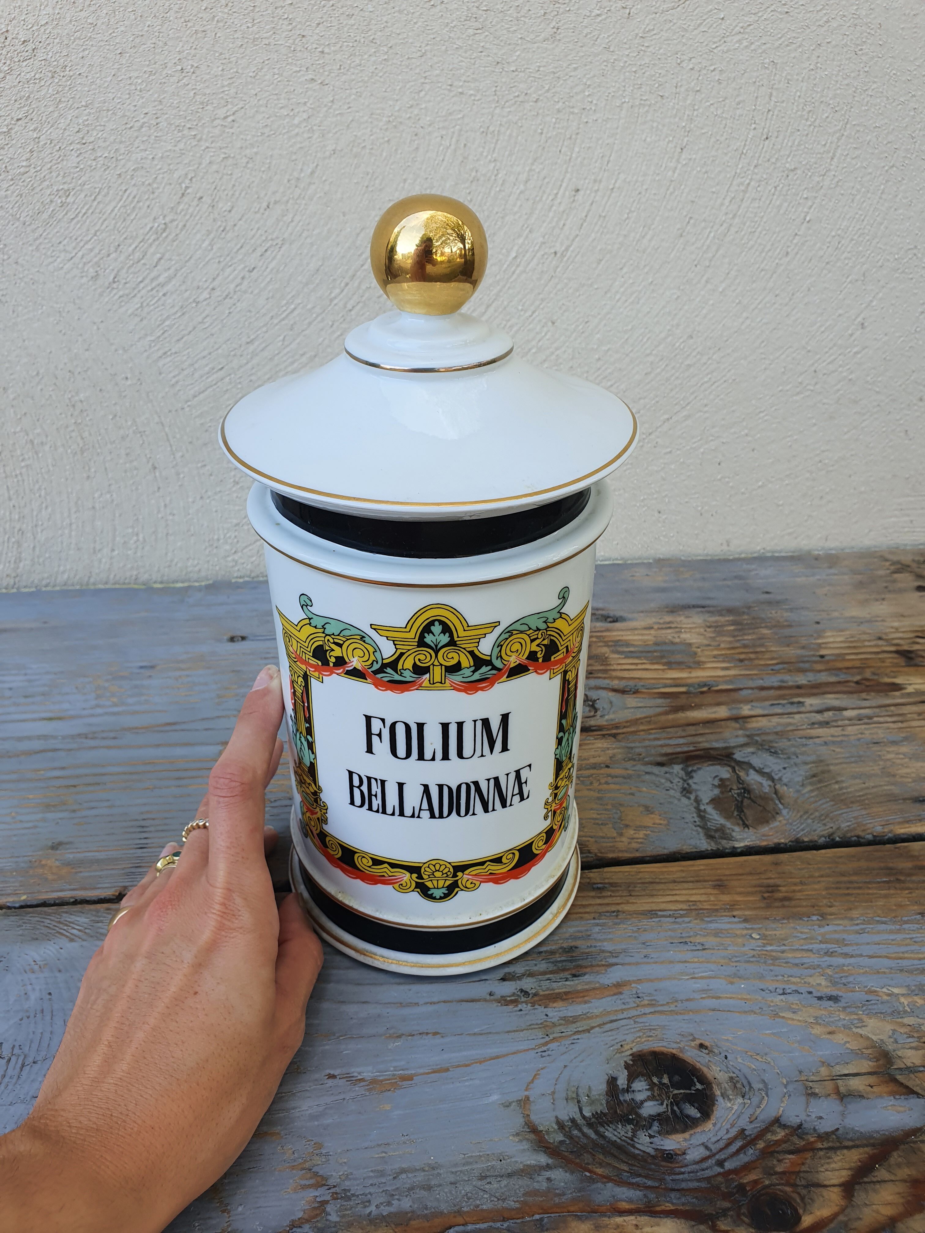 Important pharmacy jar Folium Belladonnae