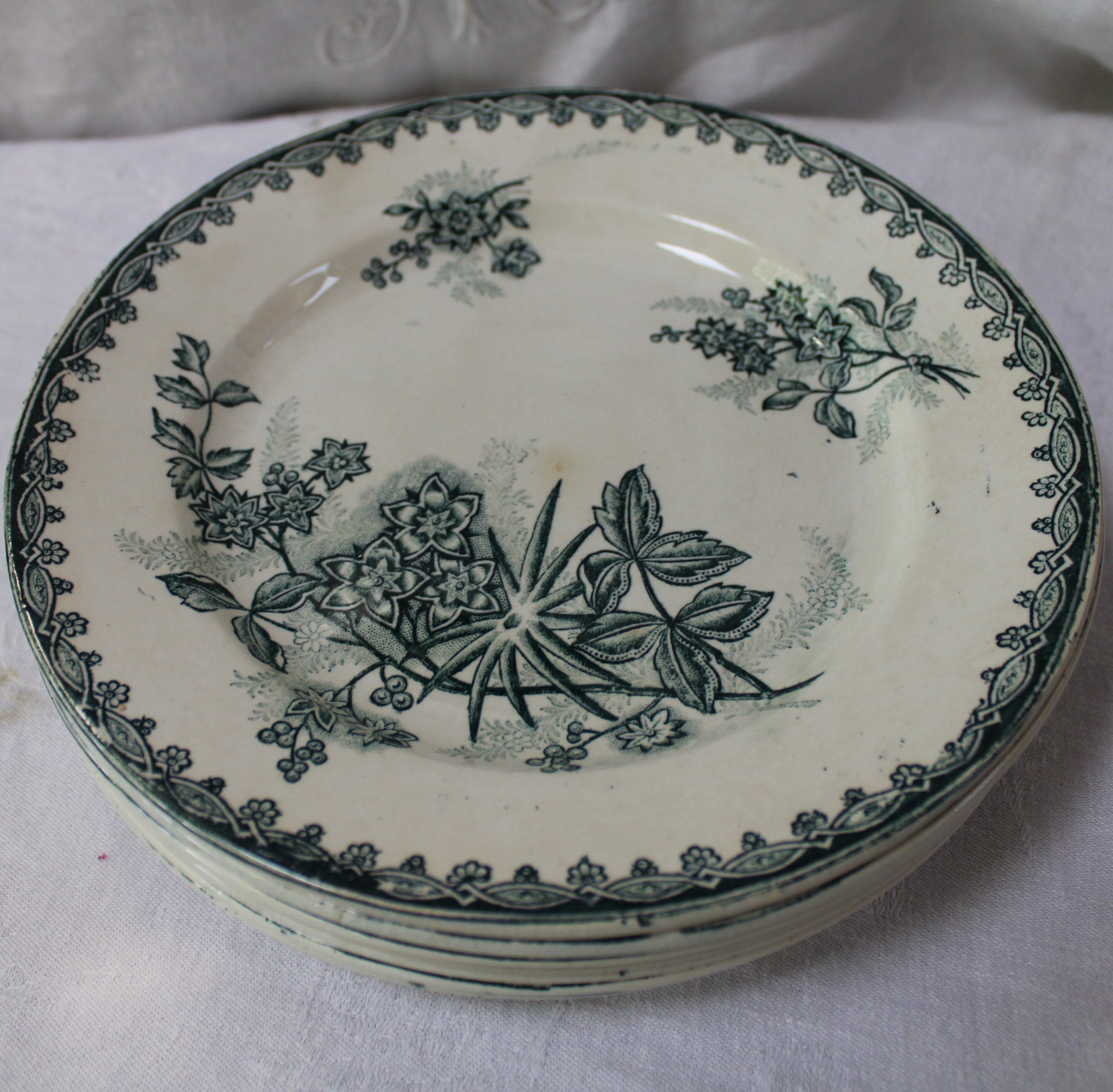 Set of 7 flat plates Sté Amandinoise St Amand, model Margot