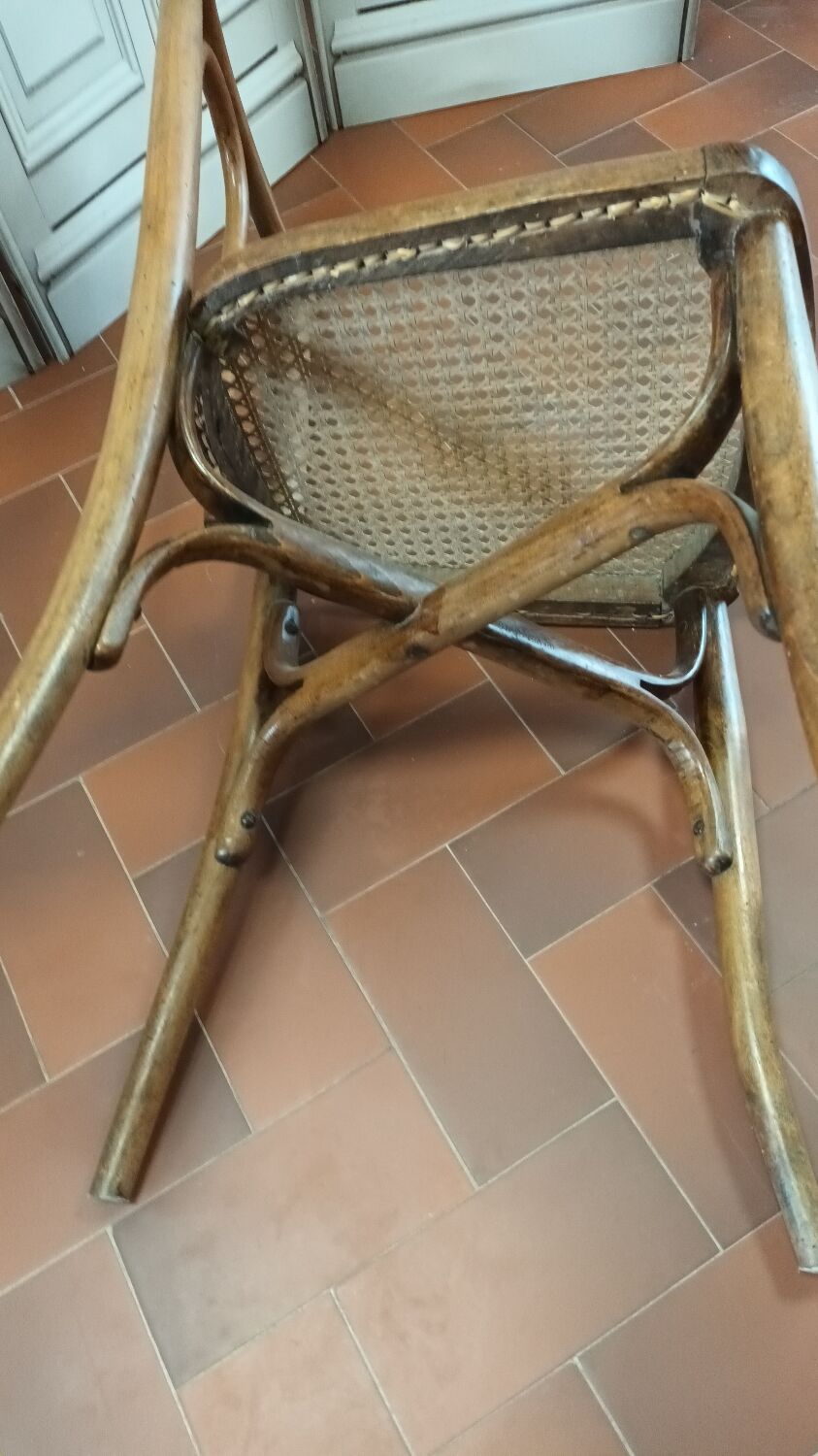 Curved wood bistro chair