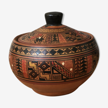 Box style in earthen Hector ethnic motifs