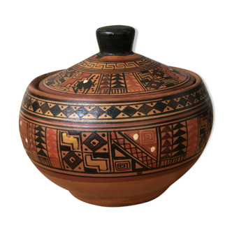 Box style in earthen Hector ethnic motifs