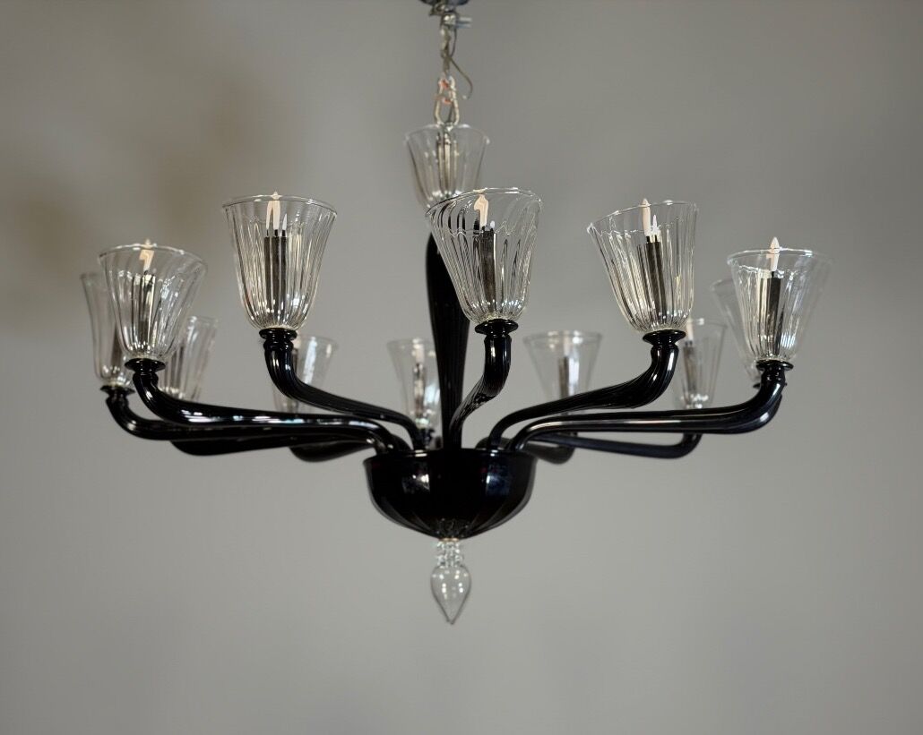 Venetian chandelier in Murano glass in black and colourless, 12 light arms, circa 1990.