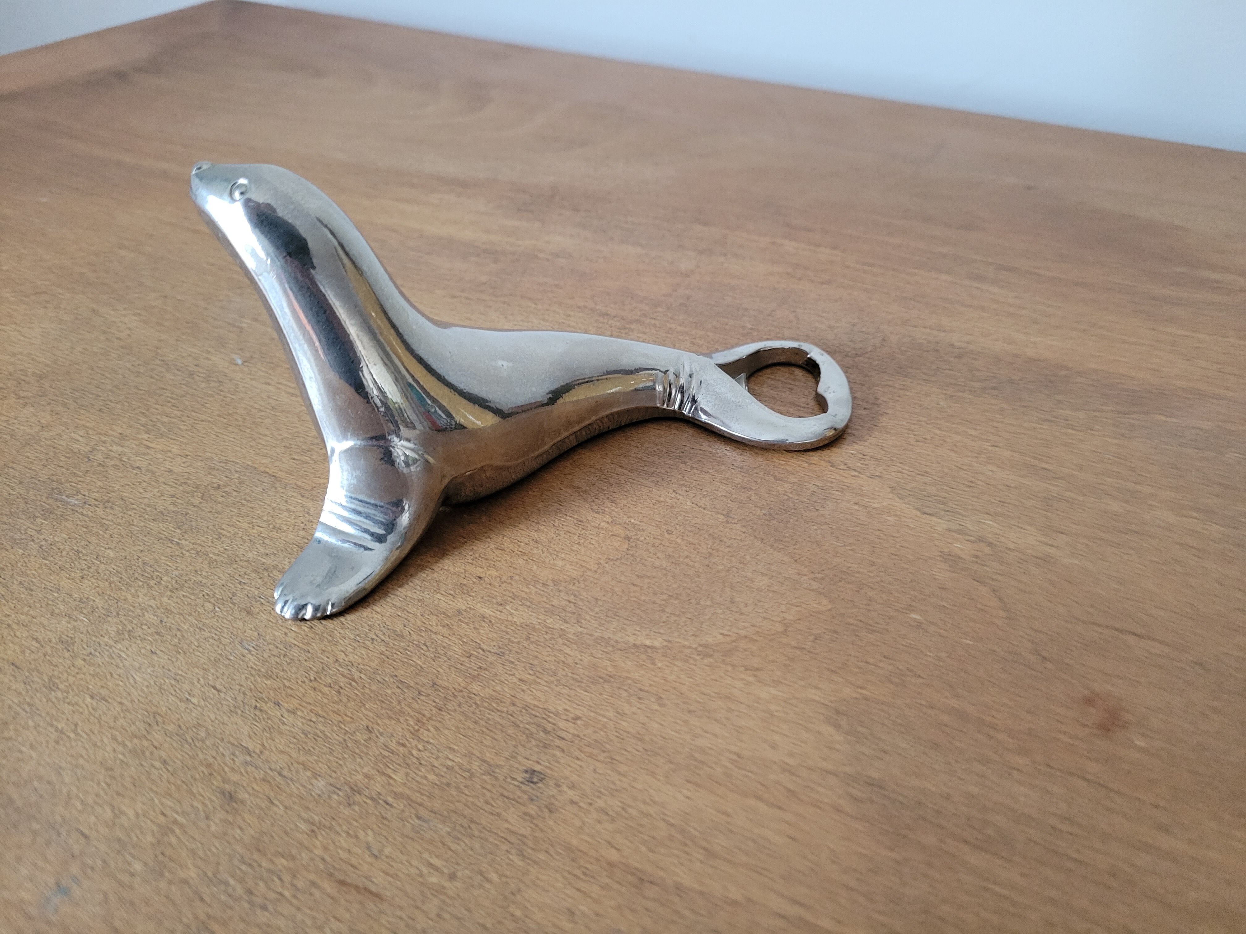 Zoomorphic decapsulator sea lion