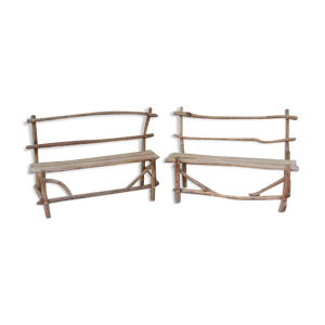Bancs en bois brutalistes