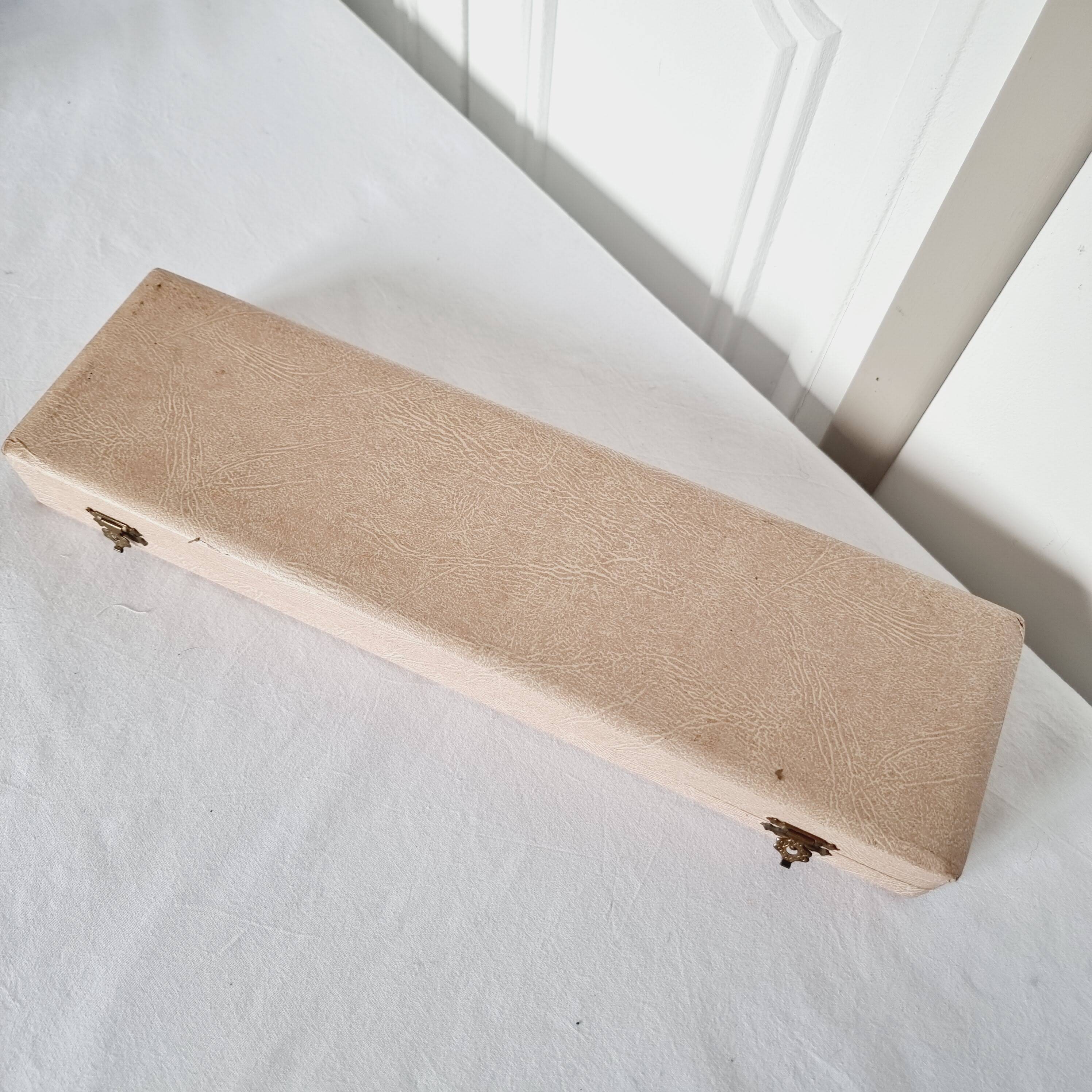 Case with cutlery for serving or cutting meat in baquelite