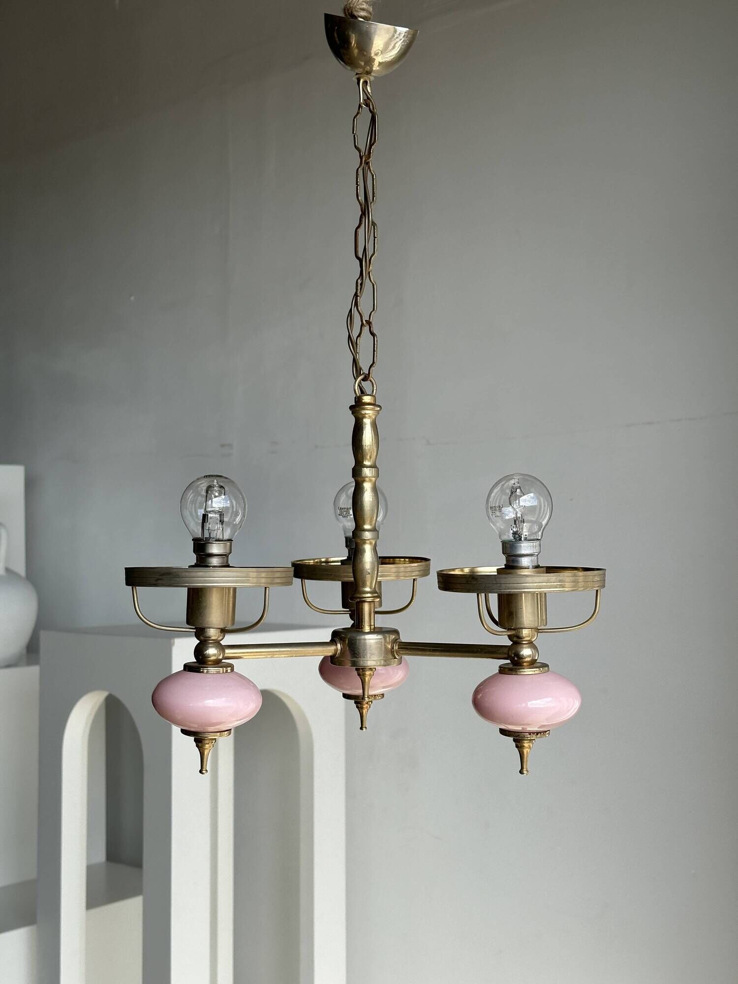 Petit lustre rose et doré à 3 bras de lumières