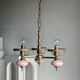 Petit lustre rose et doré à 3 bras de lumières