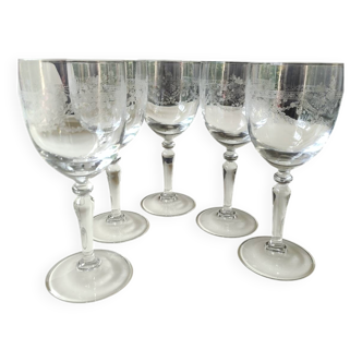 Lot 5 Verres à vin à pied. Cristal Arques Mod. Dampierre. Guirlande florale