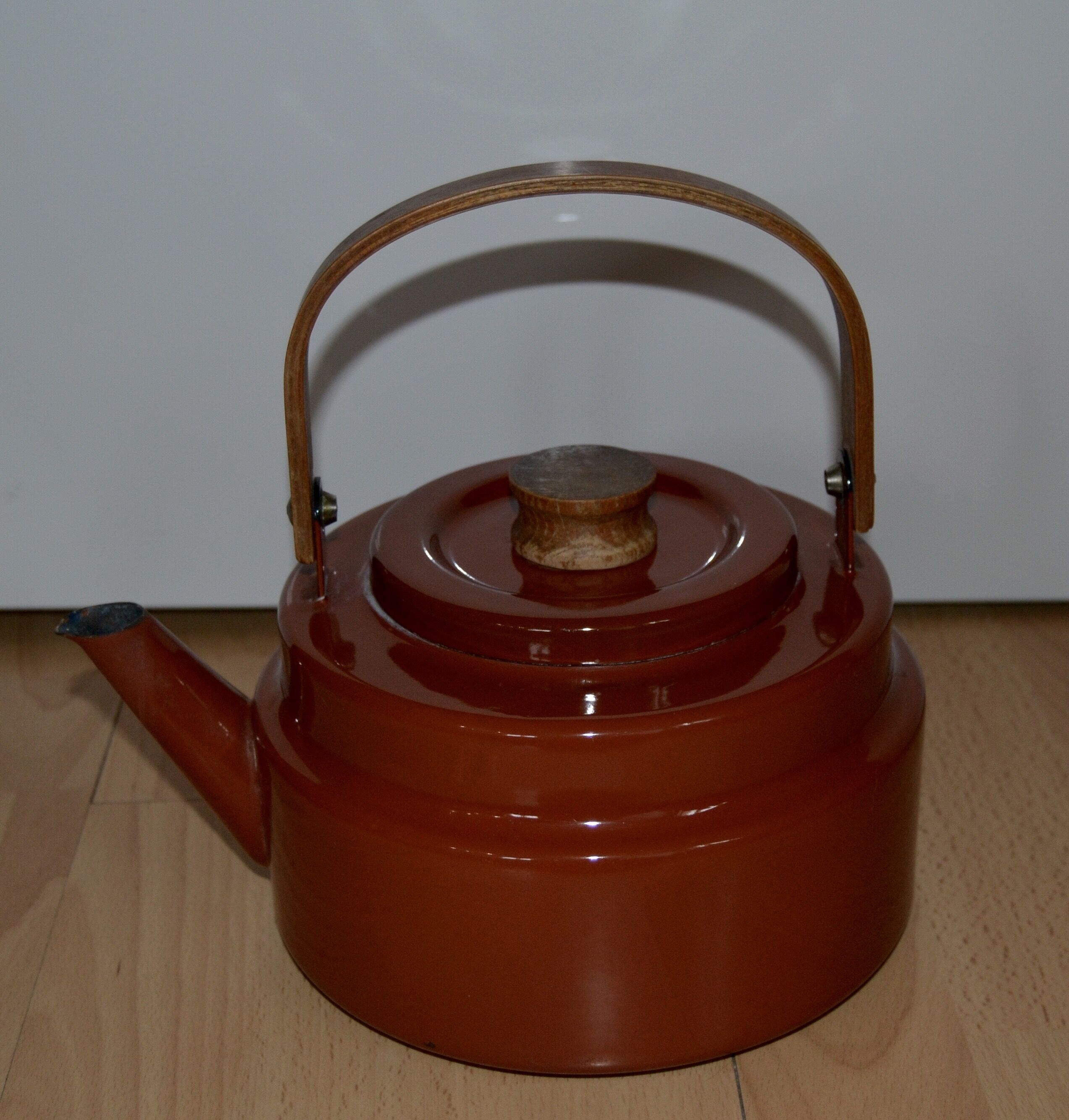Kettle hygge Scandinavian metal & wood
