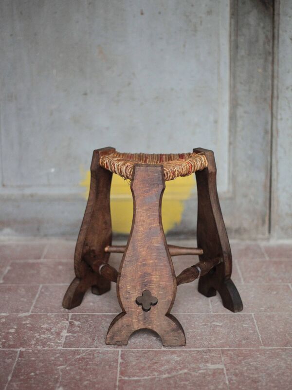 Tabouret bois et jonc tripode, tabouret vintage, tabouret de style gothique