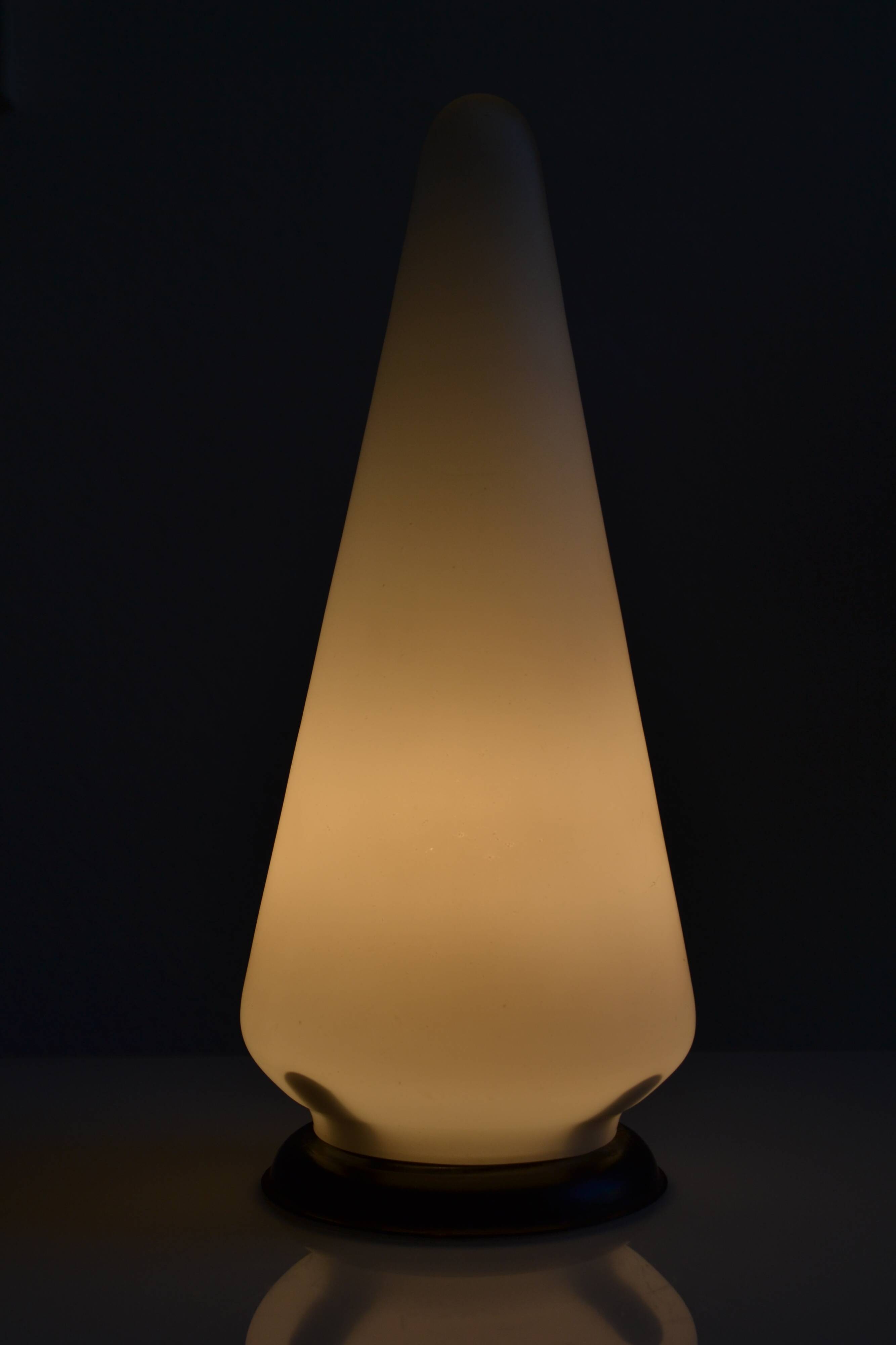 Lampe de table vers 1950 60 en verre opalin blanc