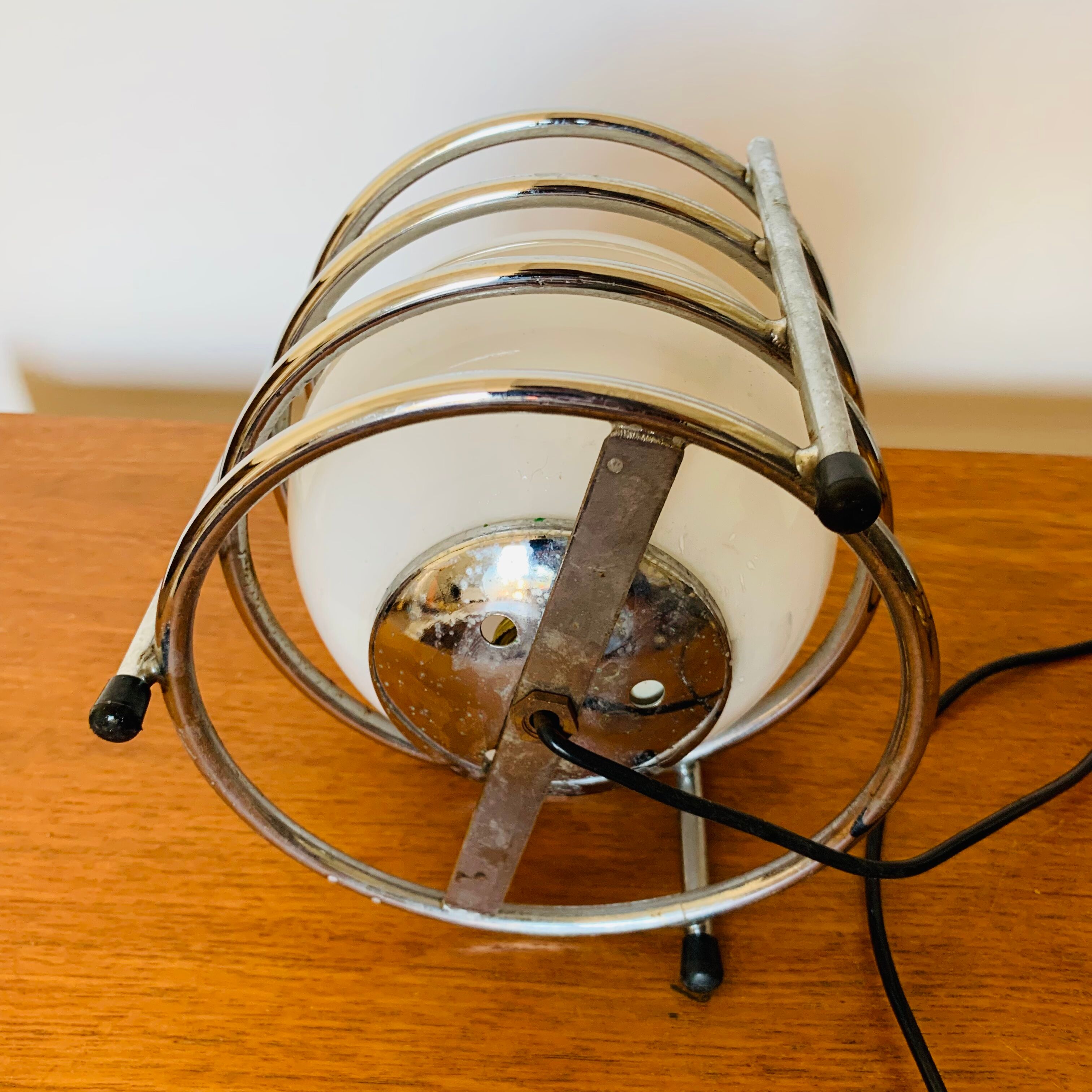 Chrome metal tripod lamp