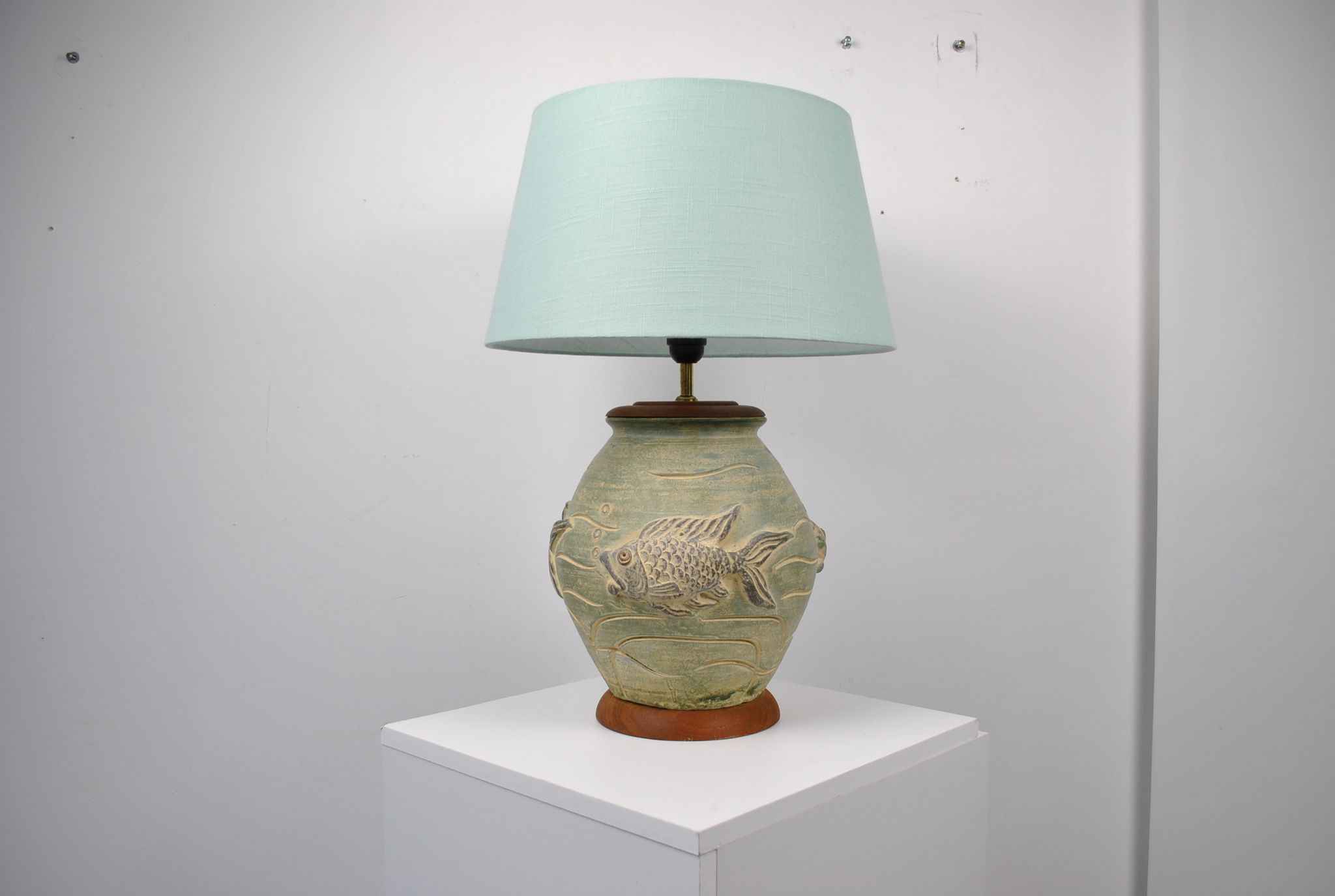 Lampe en céramique décor poisson en relief vers 1970