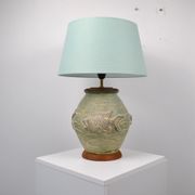 Lampe en céramique décor poisson en relief vers 1970