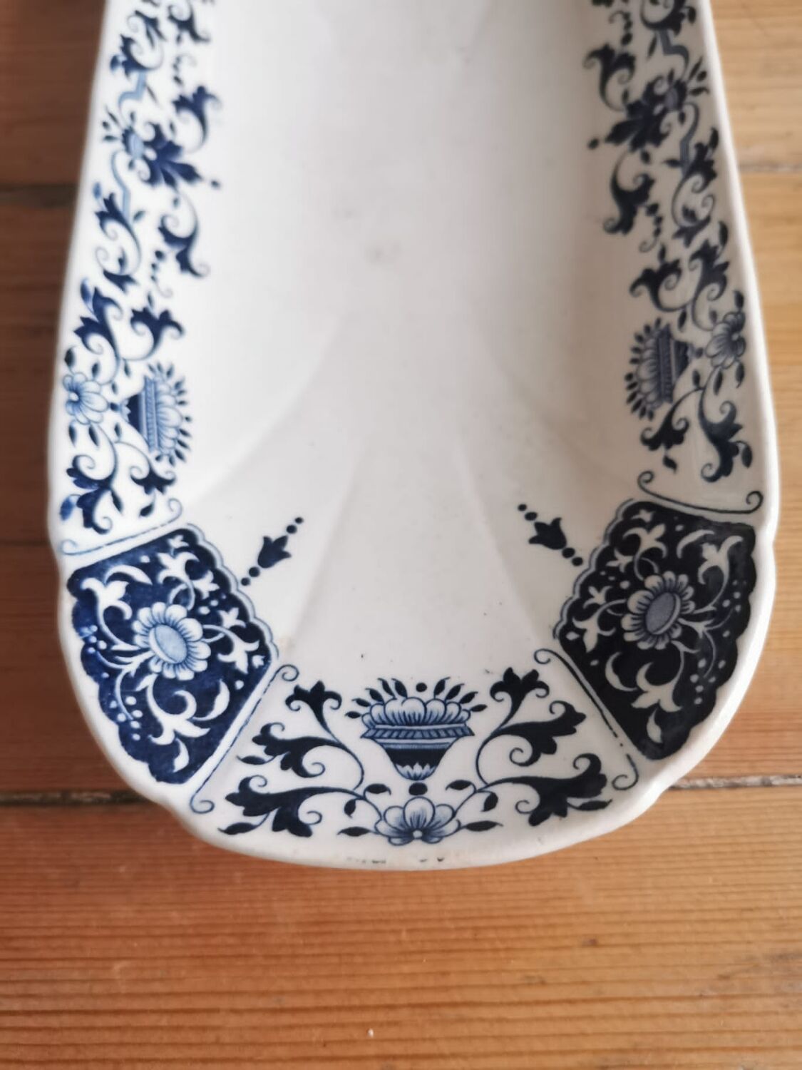 Serving dish in iron earth