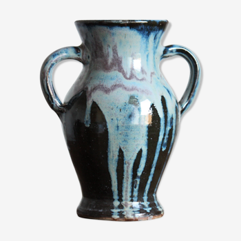 Blue vase with coves
